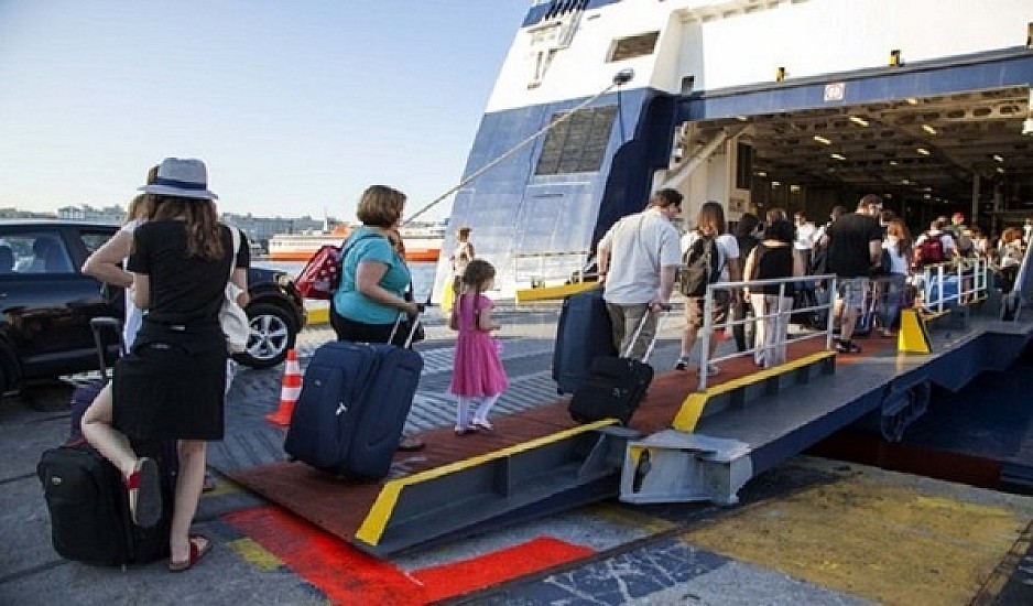 Κορυφώνεται η έξοδος - Το αδιαχώρητο στο λιμάνι του Πειραιά, παράταση απόπλου