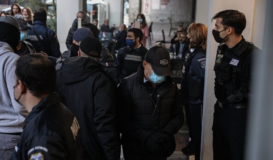 Πέραμα: Ελεύθεροι χωρίς κανέναν όρο οι επτά αστυνομικοί – Ελεύθεροι και οι ανήλικοι Ρομά
