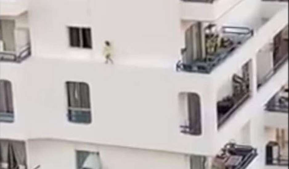 Βίντεο που κόβει την ανάσα: 4χρονη περπατάει στο περβάζι 4ου ορόφου πολυκατοικίας