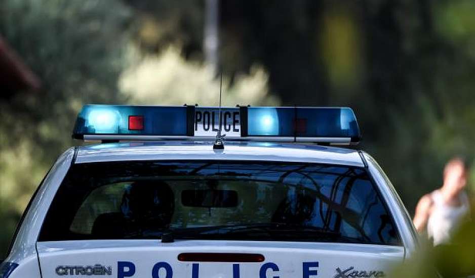 Την έδειρε άγρια μπροστά στο παιδί τους – Γλύτωσε στέλνοντας sms στο 100 για βοήθεια