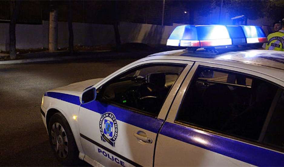 Συναγερμός στην Πεντέλη: Άνδρας με τσεκούρι πετάει αντικείμενα από ταράτσα
