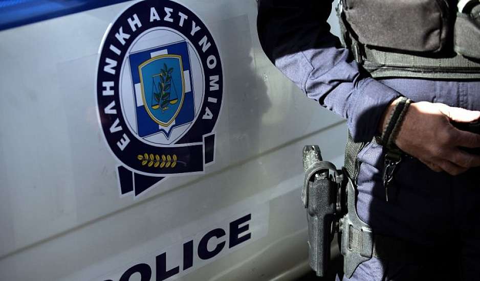 Πήγαν να τον συλλάβουν και τους επιτέθηκε με τσεκούρι – Η μητέρα του τον είχε καταγγείλει για ενδοοοικογενειακή βία