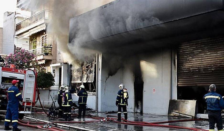 Φωτιά στο Περιστέρι: Καταστράφηκε ολοσχερώς η αποθήκη. Ζημιές και σε σπίτια