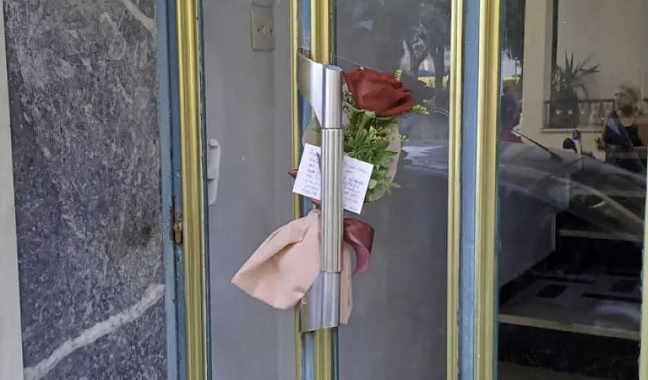 Περιστέρι: Φίλοι αποχαιρετούν με λουλούδια και ένα συγκινητικό σημείωμα την 17χρονη