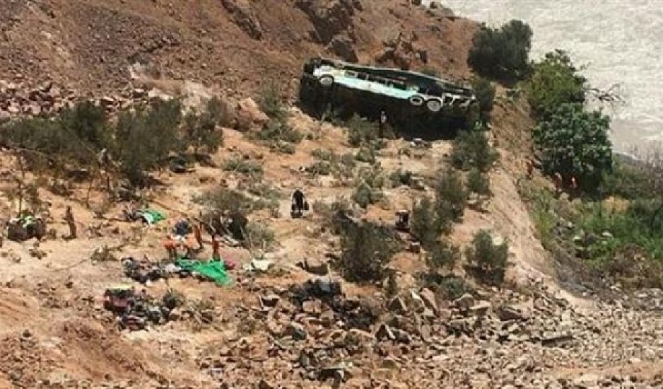 Περού: Δύο νεκροί και δέκα τραυματίες από πτώση λεωφορείου σε χαράδρα