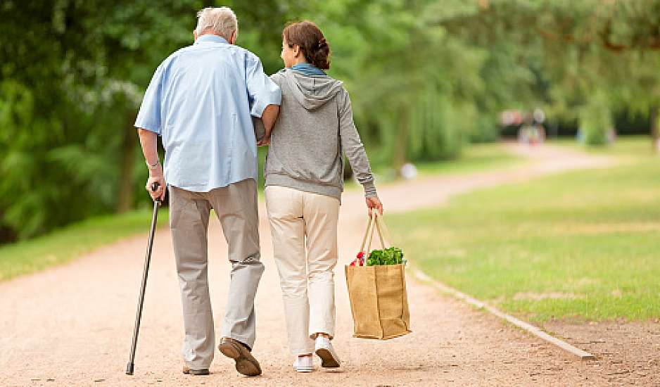 Πως 10 λεπτά περπάτημα την ημέρα αυξάνουν τη διάρκεια ζωής των ηλικιωμένων;
