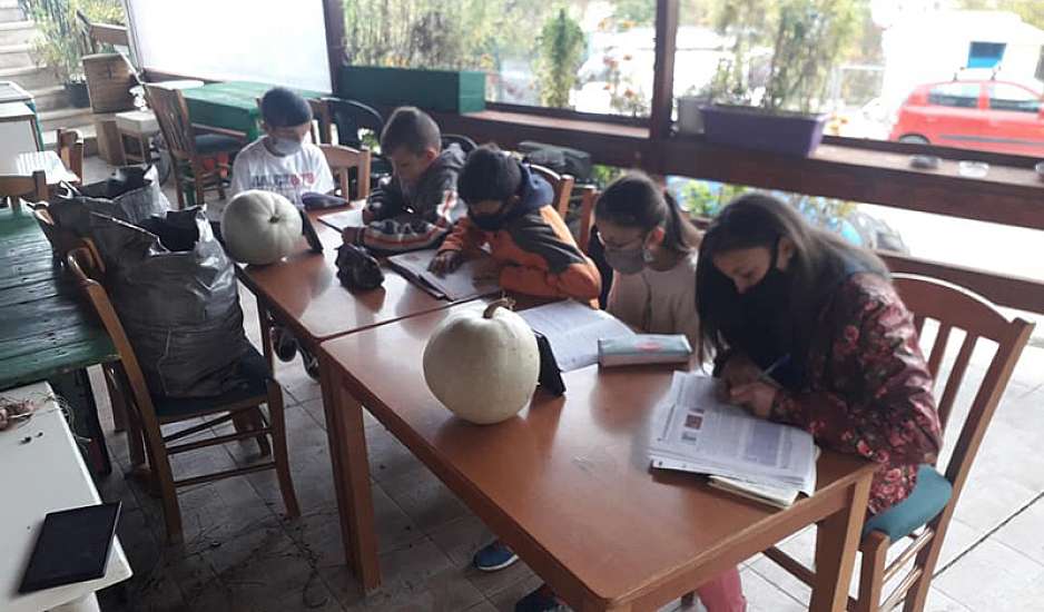 Τηλεκπαίδευση: Μάθε παιδί μου γράμματα μέσω Webex σε καφενείο, με το κινητό