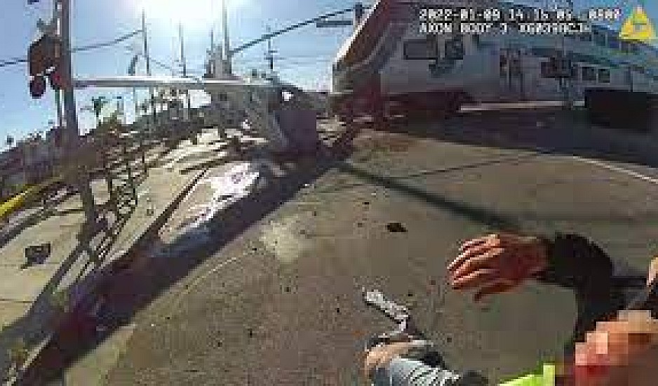 Αστυνομικοί έσωσαν πιλότο από διερχόμενο τρένο – Συγκλονιστικό βίντεο