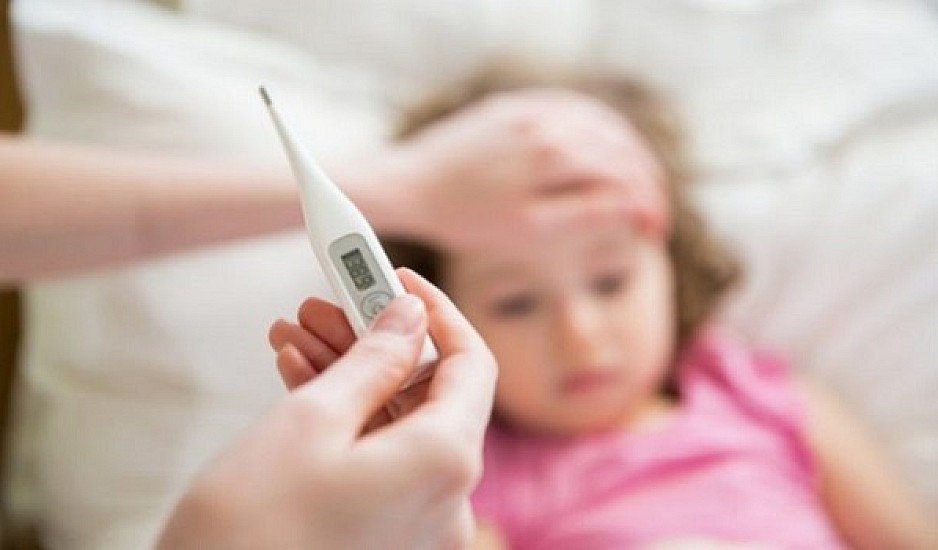 Πυρετός: Το πιο συχνό λάθος που κάνουν οι γονείς όταν το παιδί ανεβάζει πυρετό