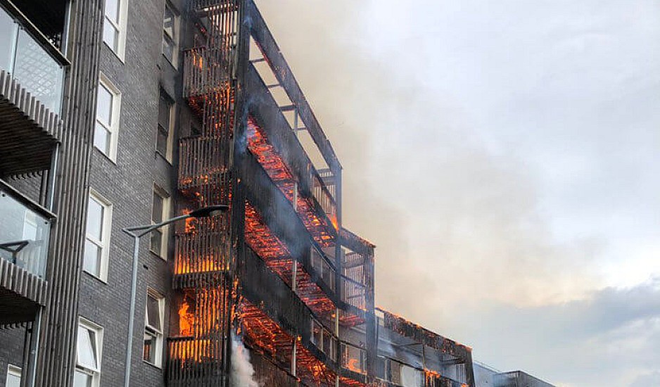 Πανικός στο Λονδίνο από μεγάλη πυρκαγιά σε συγκρότημα κατοικιών