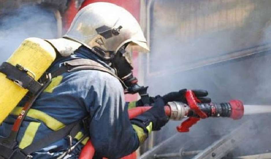 Στις φλόγες αυτοκίνητο σε συνεργείο τα ξημερώματα στο κέντρο της Θεσσαλονίκης