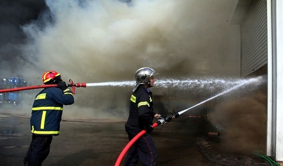 Μύκονος: Πανικός από μεγάλη φωτιά σε εστιατόριο – Εκρήξεις από φιάλες υγραερίου