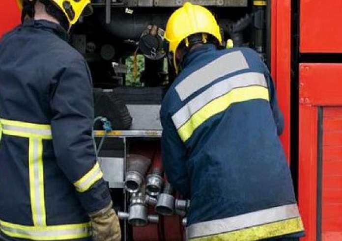 Λαμία: Νεαροί έσωσαν ζευγάρι ηλικιωμένων μέσα από φλεγόμενο διαμέρισμα. Βίντεο