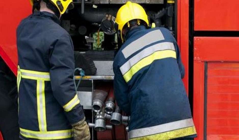 Λαμία: Νεαροί έσωσαν ζευγάρι ηλικιωμένων μέσα από φλεγόμενο διαμέρισμα. Βίντεο