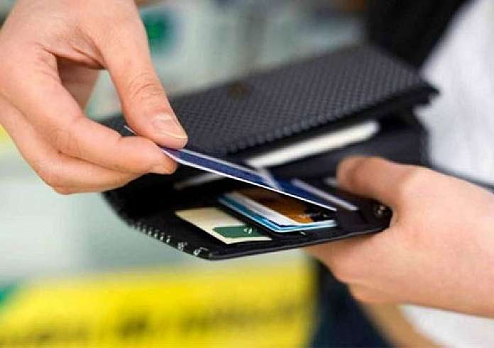 Ανατροπές στις προπληρωμένες κάρτες επιδομάτων: Τι αλλάζει στη χρήση τους και ποιοι μένουν εκτός
