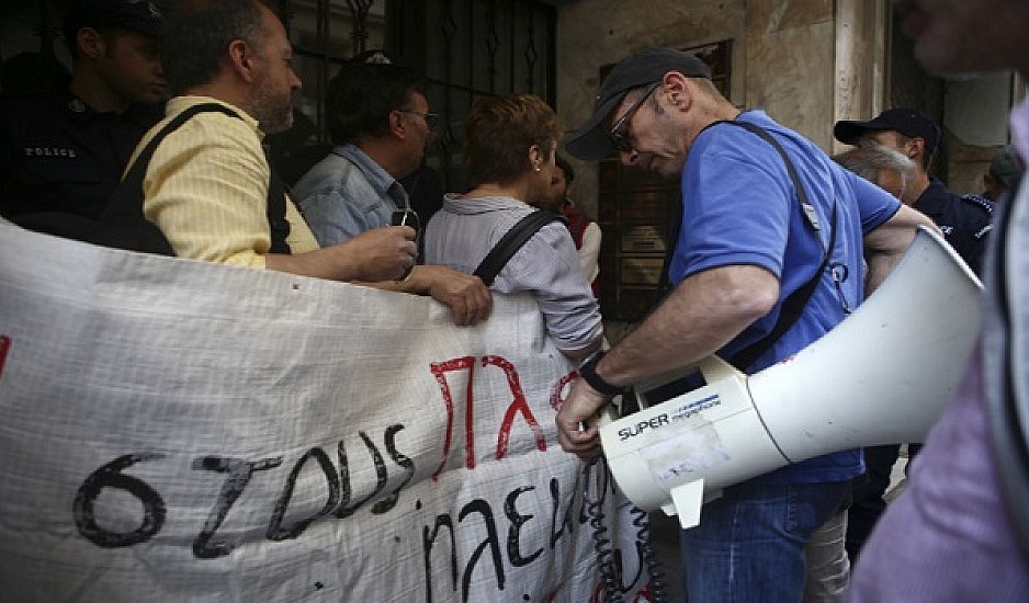 Εισβολή σε συμβολαιογραφείο στην Αθήνα για τους πλειστηριασμούς