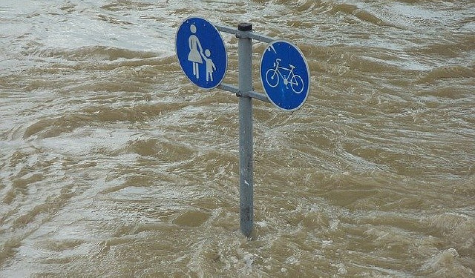 Σταμάτα: Πλημμύρες σε σπίτια και εγκλωβισμένοι οδηγοί λόγω κακοκαιρίας