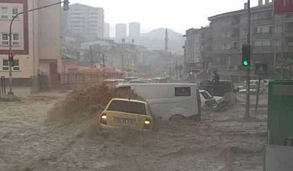 Πλημμύρες έπνιξαν μέσα σε λίγη ώρα την Άγκυρα. Τραυματίες και καταστροφές