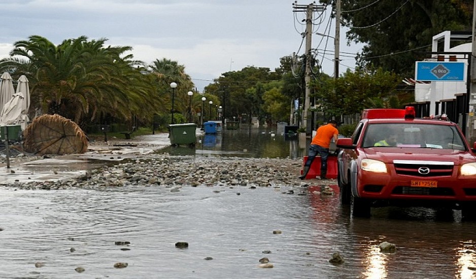 Ιανός: Πλημμύρες στα Λουτρά Ωραίας Ελένης - Κλειστός ο δρόμος Ισθμού-Επιδαύρου