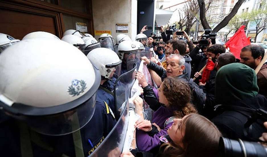 Συλλαλητήριο ενάντια στους πλειστηριασμούς με εντάσεις στη Θεσσαλονίκη