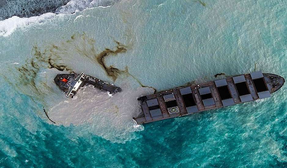Μαυρίκιος: Κόπηκε στα δύο το φορτηγό πλοίο - Τόνοι καύσιμου στη θάλασσα