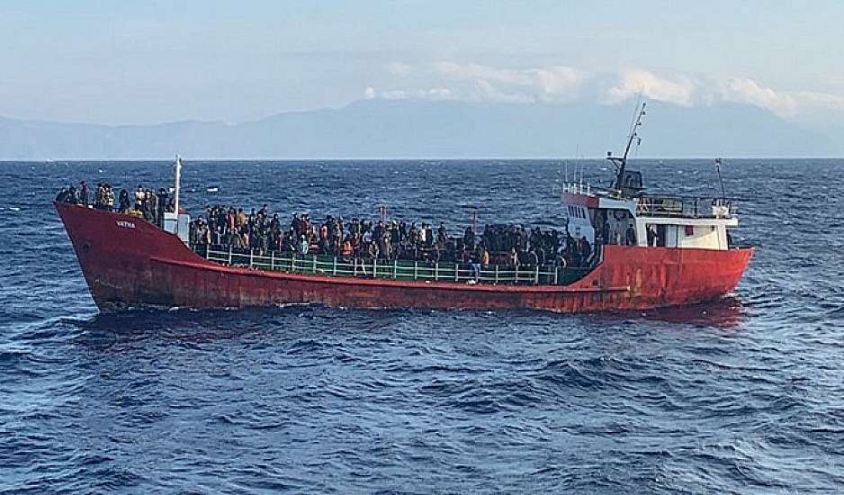Στα Δωδεκάνησα το πλοίο με τους 450 μετανάστες - Αίτημα στην Τουρκία  να τους παραλάβει