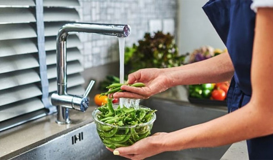 Ο σωστός τρόπος να πλένουμε τα φρούτα και τα λαχανικά για να φύγουν τα φυτοφάρμακα