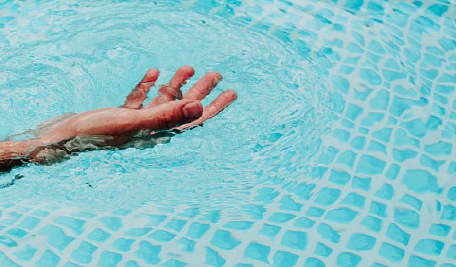 Θρήνος για τον θάνατο 37χρονης από τα Τρίκαλα – Κατέρρευσε ενώ κολυμπούσε σε πισίνα