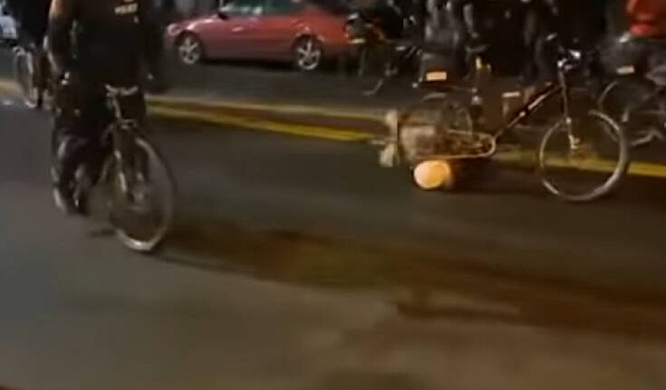 Οργή για βίντεο με αστυνομικό που πατά με το ποδήλατό του το κεφάλι διαδηλωτή