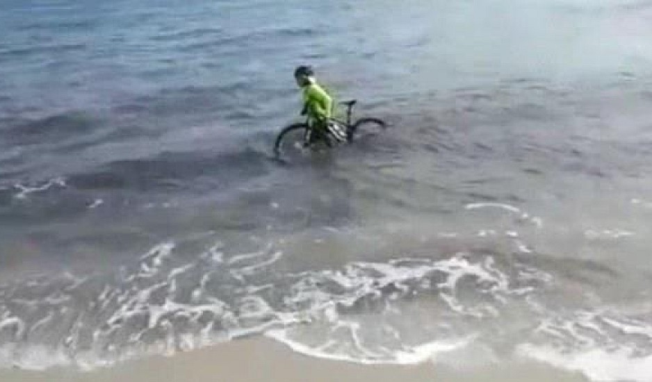 Ποδηλάτης βούτηξε στη θάλασσα για να μη φάει πρόστιμο λόγω κορονοϊού