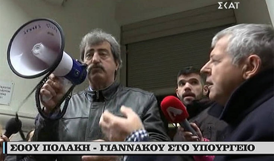 Ο Πολάκης πήρε την ντουντούκα και άρχισε να μιλάει στους διαδηλωτές