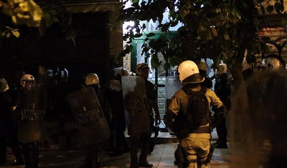 Πολυτεχνείο: Η αστυνομία έσπασε την πόρτα και μπήκε στο κτίριο ενώ ακουγόταν κλασική μουσική