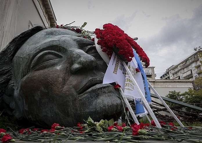Πολυτεχνείο: Σε ποιον ανήκει η μεγάλη κεφαλή στο προαύλιο της Σχολής