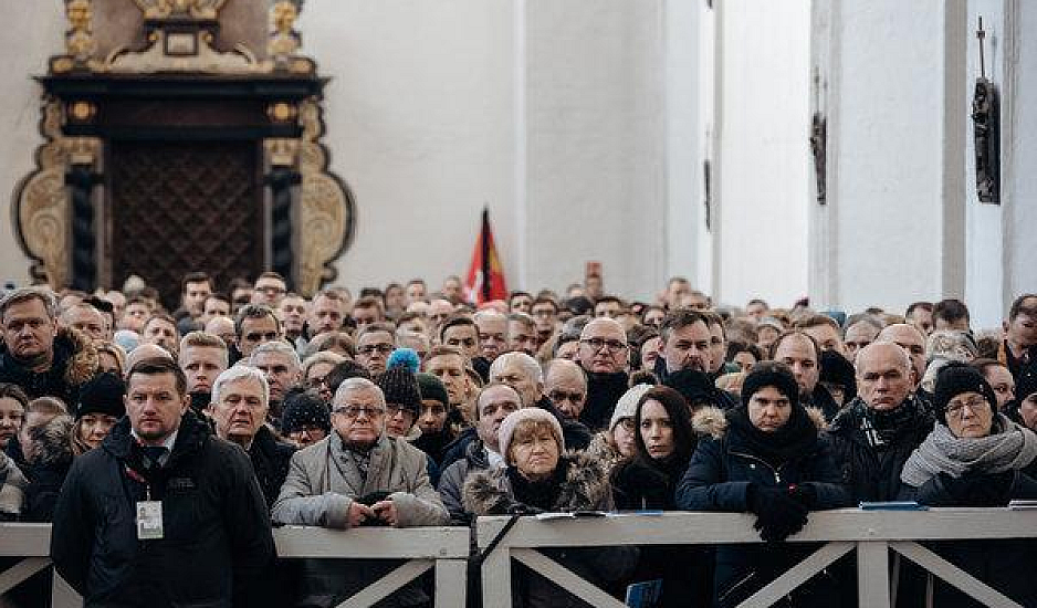 Πολωνία: Ανείπωτη θλίψη στην κηδεία του δολοφονηθέντος δημάρχου του Γκντανσκ