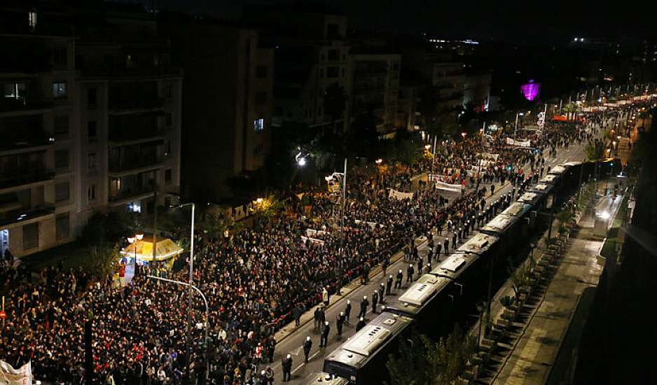 Πολυτεχνείο: Ολοκληρώθηκε η μεγάλη πορεία στο κέντρο της Αθήνας – Άνοιξαν οι δρόμοι