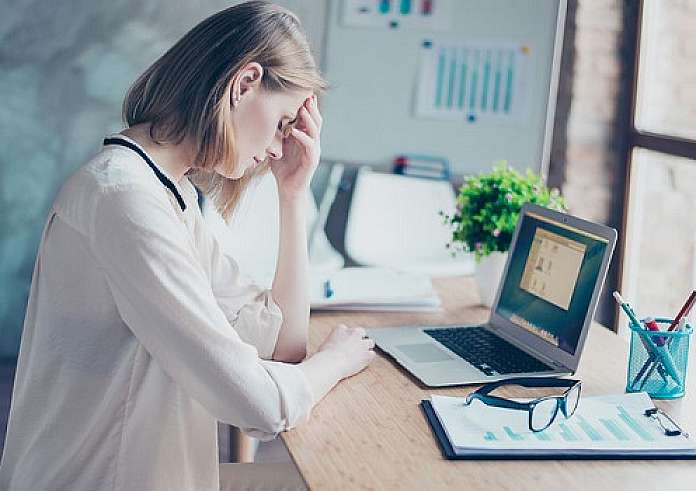 Ποια 6 σημάδια δεν πρέπει να αγνοήσεις όταν έχεις πονοκέφαλο;