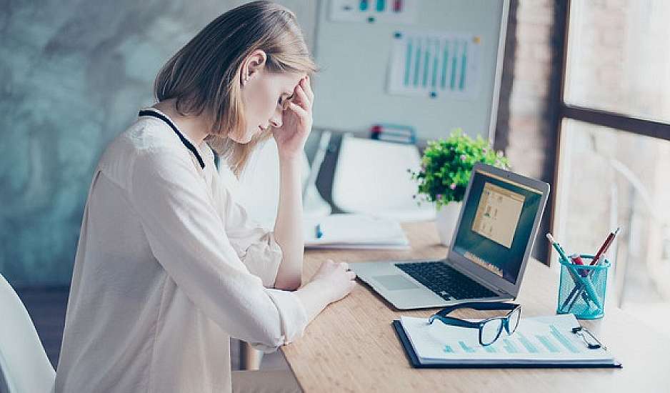Ποια 6 σημάδια δεν πρέπει να αγνοήσεις όταν έχεις πονοκέφαλο;