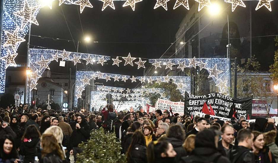 Γρηγορόπουλος: Σε εξέλιξη η πορεία στο κέντρο της Αθήνας – Κλειστοί οι σταθμοί Σύνταγμα και Πανεπιστήμιο