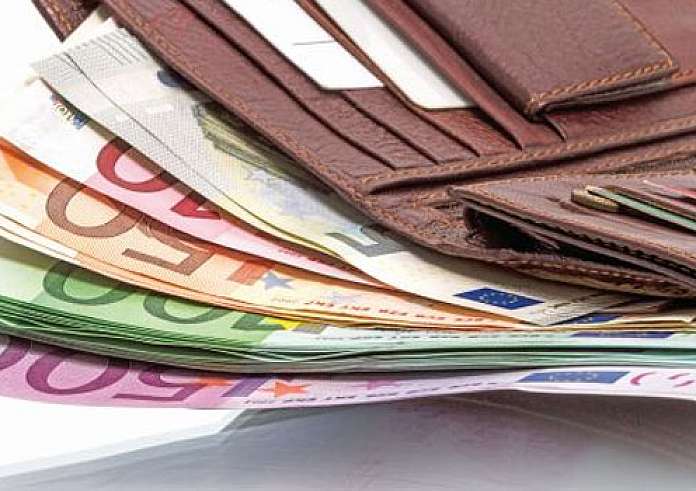 Σύρος: Άνεργος βρήκε φουσκωμένο πορτοφόλι και το παρέδωσε – Η ιστορία του τίμιου γίγαντα