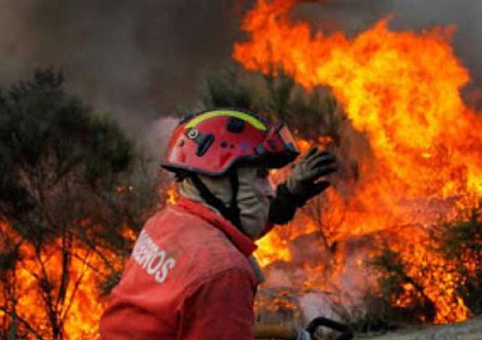 Ανεξέλεγτη η φωτιά στην Πορτογαλία - Απομακρύνθηκαν από τα σπίτια τους περίπου 1.400 άνθρωποι