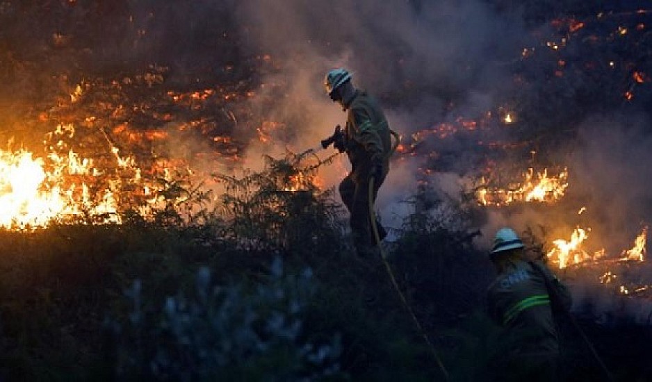 Mεγάλη μάχη με τις φλόγες από τους πυροσβέστες στην Πορτογαλία
