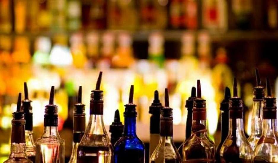Γκάζι: Δύο συλλήψεις για ποτά-μπόμπες, τα νόθευαν και τα πουλούσαν στον ίδιο χώρο