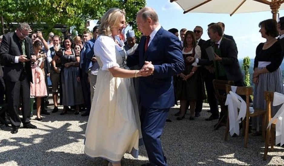 O χορός του Πούτιν  στον γάμο της Αυστριακής ΥΠΕΞ
