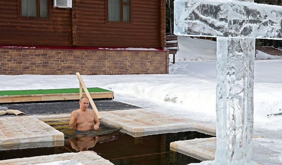 Ο Πούτιν βούτηξε στα παγωμένα νερά με μείον 20 βαθμούς για τα Θεοφάνεια