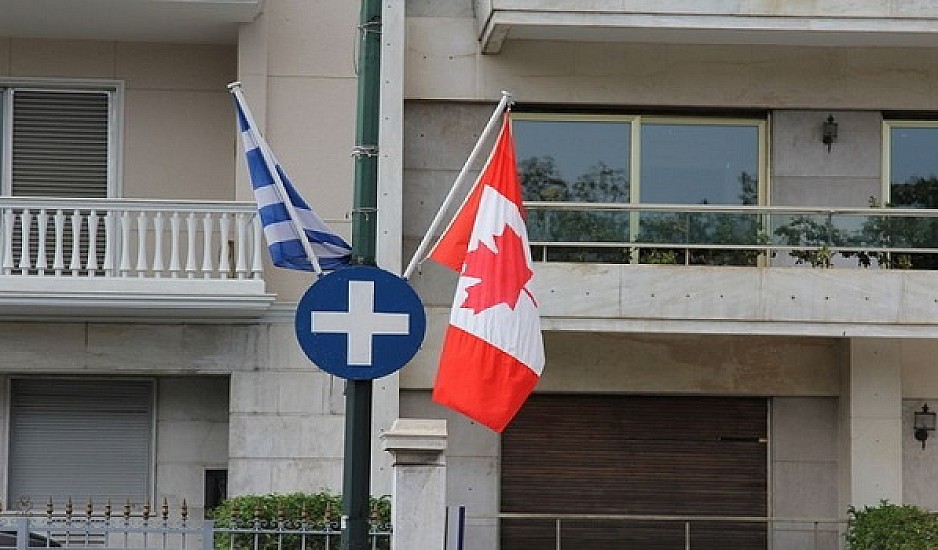 Επίθεση με βαριοπούλες στην πρεσβεία του Καναδά