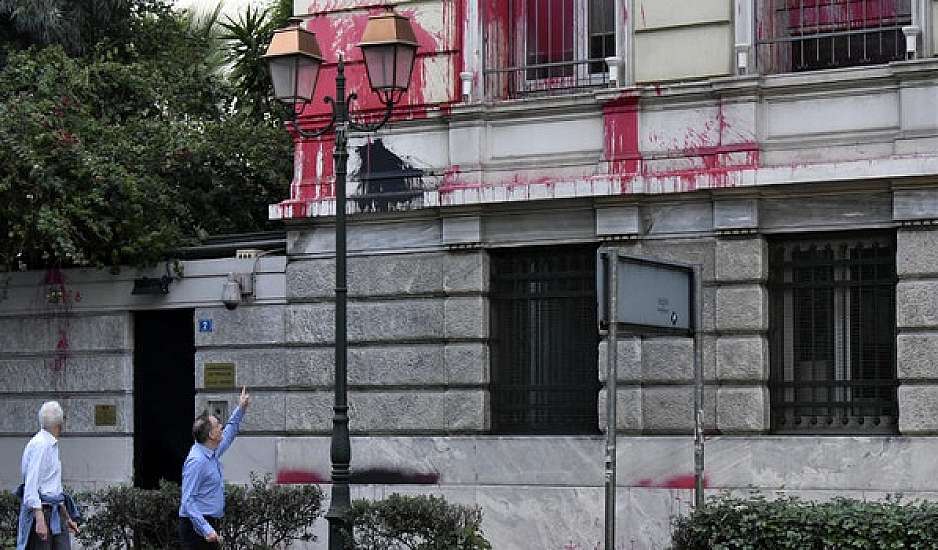 Σύλληψη  22χρονου για την επίθεση στη γαλλική πρεσβεία από το Ρουβίκωνα