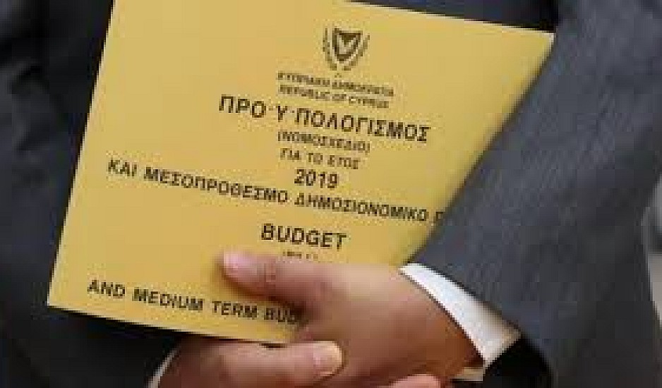 Πόλεμος ανακοινώσεων με βαριές κουβέντες για τον προϋπολογισμό