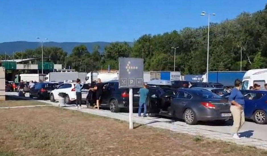 Άνοιξαν τα σύνορα για τους εγκλωβισμένους Σέρβους οδηγούς στον Προμαχώνα