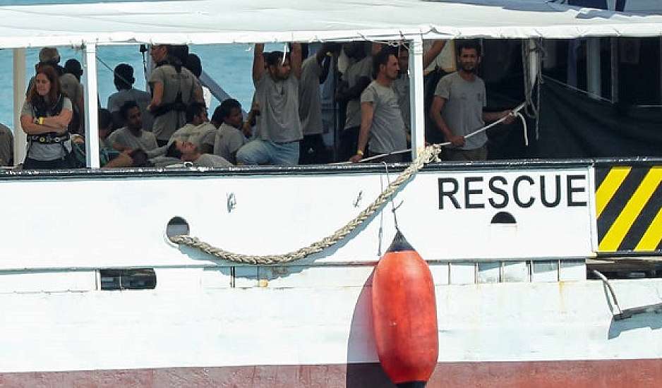 Με πλοίο της Frontex μεταφέρονται στην Ιταλία 450 διασωθέντες μετανάστες