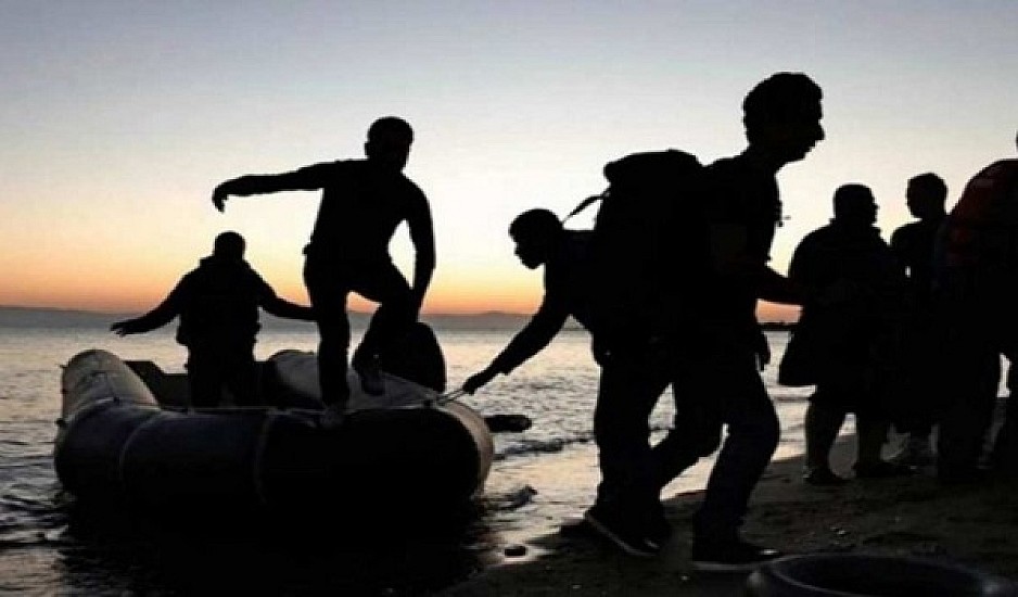 Βάρκα με πρόσφυγες σε κίνδυνο ανοιχτά της Λέσβου – Το λιμενικό βλέπει αλλά δεν επεμβαίνει